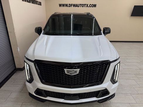 Used 2025 Cadillac Escalade V w/ LPO, ONYX Package image 4