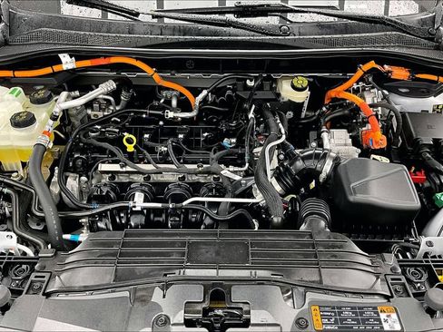 Certified 2025 Ford Escape SE FWD image 10