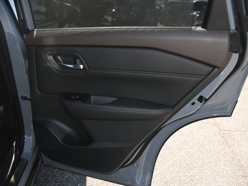 Used 2023 Nissan Rogue SL w/ SL Premium Package image 21