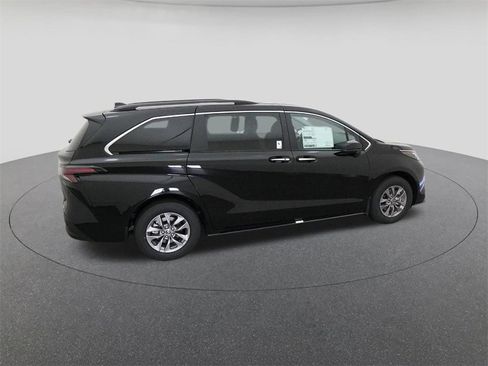 New 2026 Toyota Sienna XLE image 10