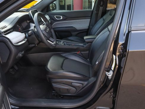 Used 2025 Jeep Compass Latitude AWD/4WD image 7