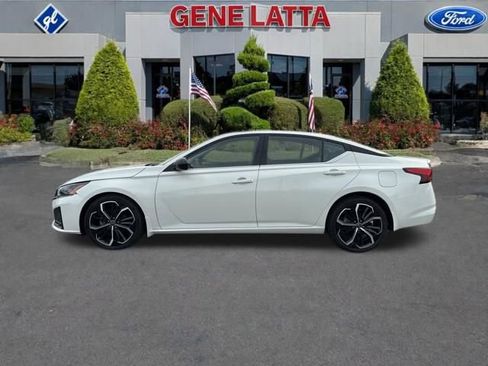 Used 2023 Nissan Altima 2.5 SR w/ SR Premium Package image 3