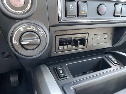 Used 2024 Nissan Titan SV w/ SV Convenience Package image 29