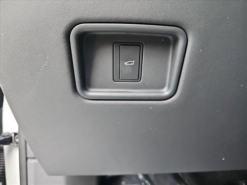 New 2025 Land Rover Range Rover SV image 24