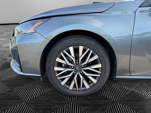 Used 2024 Nissan Altima 2.5 SV image 14