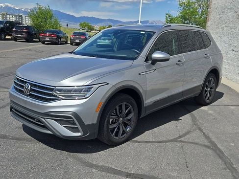 Used 2023 Volkswagen Tiguan SE w/ Panoramic Sunroof Package FWD image 8