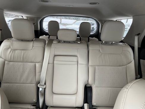 Used 2023 Ford Explorer Platinum w/ Technology Package image 17