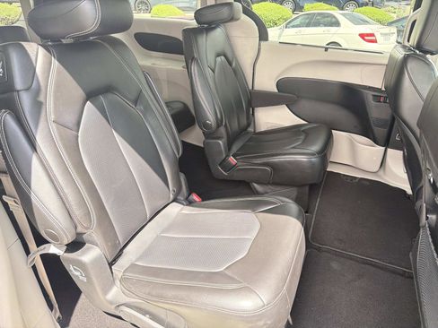 Used 2023 Chrysler Pacifica Touring-L image 23