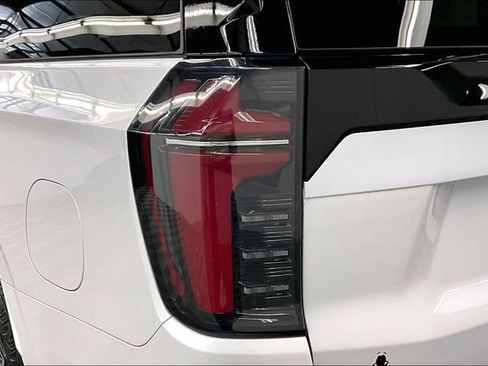 Used 2025 Chevrolet Suburban Z71 image 36