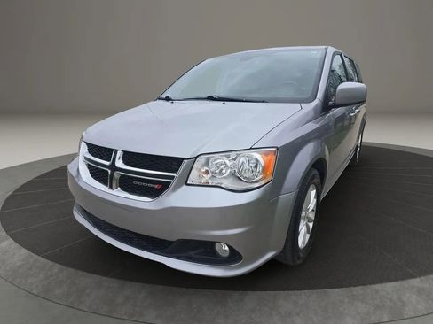 Used 2018 Dodge Grand Caravan SXT FWD image 2