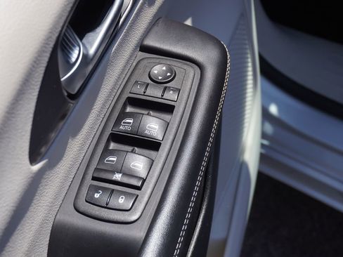 Used 2023 Chrysler Pacifica Touring-L FWD image 13