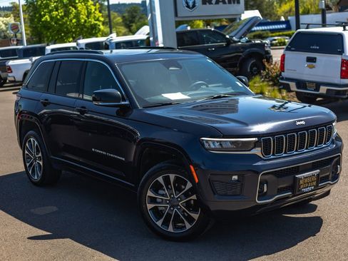 Used 2024 Jeep Grand Cherokee Overland AWD/4WD image 2