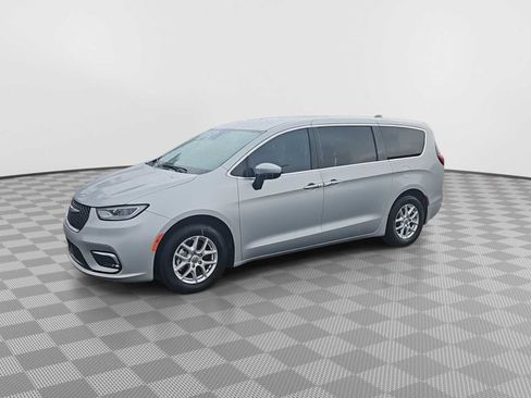 Used 2023 Chrysler Pacifica Touring-L FWD image 4
