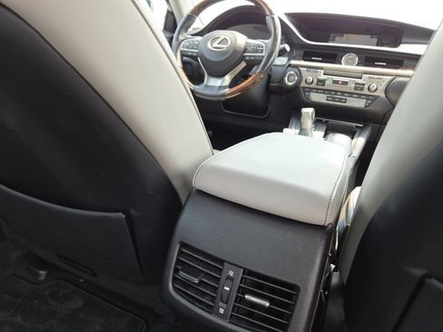 Used 2016 Lexus ES 350 w/ Luxury Package w/Wood Trim FWD image 24
