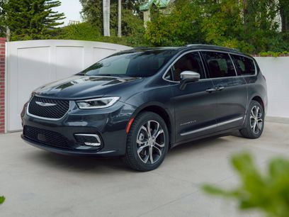 Used 2022 Chrysler Pacifica Limited w/ Uconnect Theater Family Group