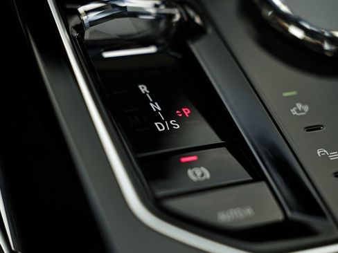 Used 2025 BMW 740i w/ Premium Package image 41