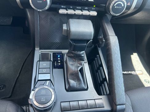 Certified 2025 Toyota Tacoma SR5 AWD/4WD image 17