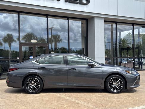 Used 2024 Lexus ES 350 w/ Premium Package FWD image 2