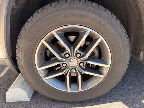 Used 2018 Jeep Grand Cherokee Laredo AWD/4WD image 18