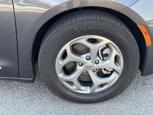 Used 2022 Chrysler Pacifica Limited w/ Uconnect Theater Family Group AWD/4WD image 9