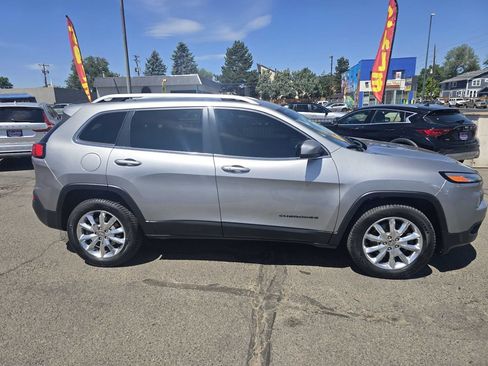 Used 2017 Jeep Cherokee Limited AWD/4WD image 8