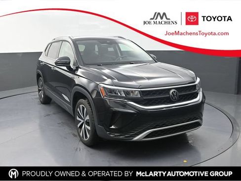 Used 2024 Volkswagen Taos SE FWD image 1