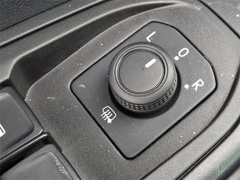 Used 2023 Volkswagen Taos SE image 33