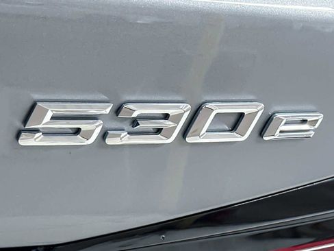 Used 2023 BMW 530e w/ Premium Package image 27