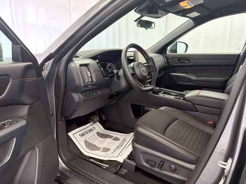 Used 2025 Nissan Pathfinder Rock Creek AWD/4WD image 7
