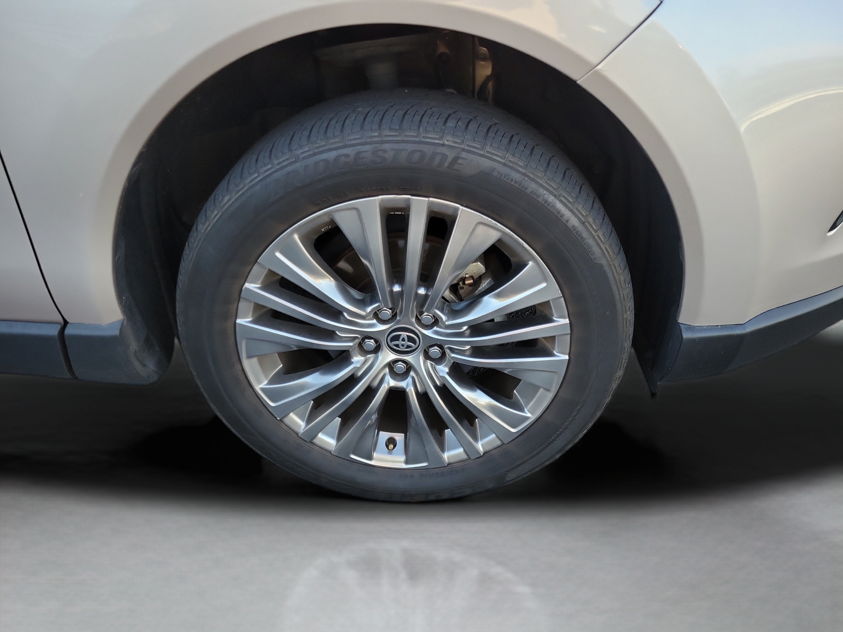 Used 2024 Toyota Venza Limited AWD/4WD image 14