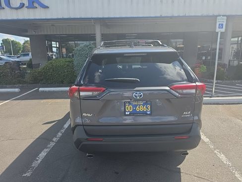 Used 2021 Toyota RAV4 XLE Premium AWD/4WD image 4