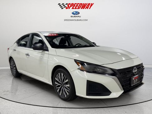 Used 2025 Nissan Altima 2.5 SV FWD image 2