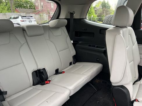Used 2023 Kia Telluride EX w/ EX Captain's Chair Package AWD/4WD image 11