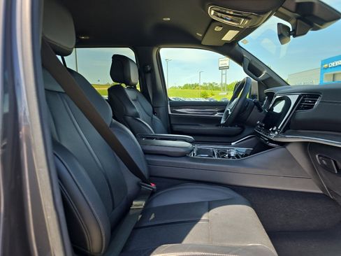 Used 2022 Jeep Wagoneer Series II RWD image 16