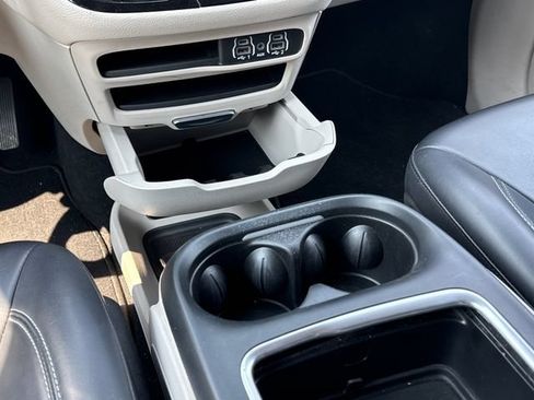 Used 2023 Chrysler Pacifica Touring-L FWD image 11