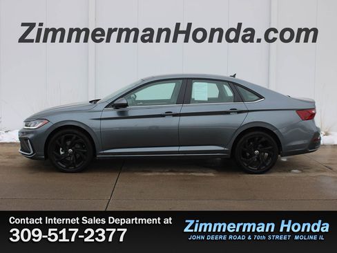 Used 2025 Volkswagen Jetta SE w/ Sunroof Package image 23