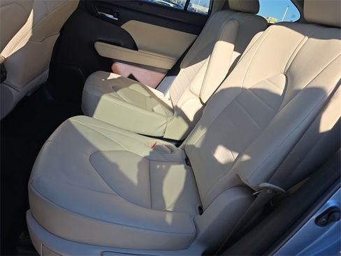 Used 2021 Toyota Highlander XLE image 28