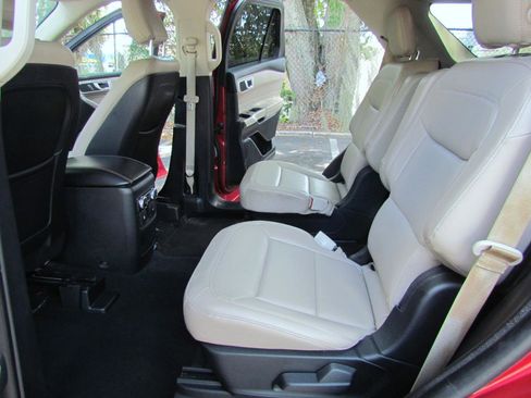 Used 2020 Ford Explorer XLT w/ Equipment Group 202A RWD image 18