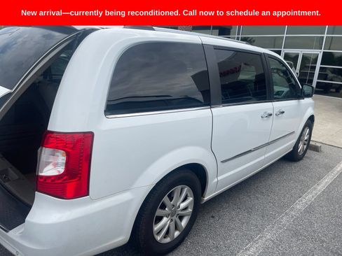 Used 2016 Chrysler Town & Country Limited Platinum FWD image 8