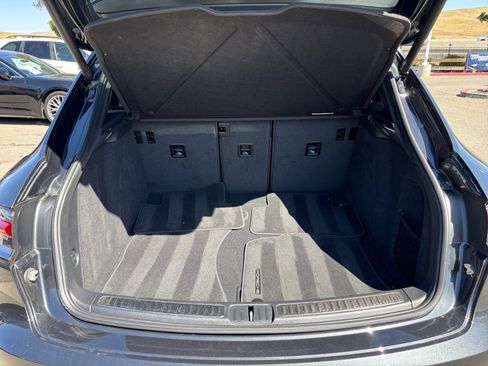 Used 2025 Porsche Macan AWD/4WD image 19