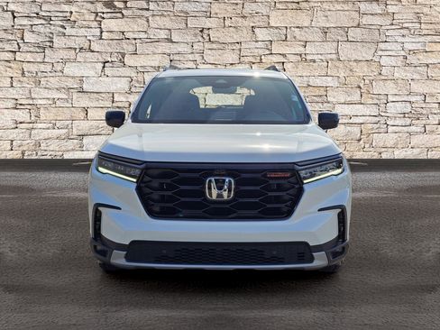 Used 2025 Honda Pilot TrailSport image 2