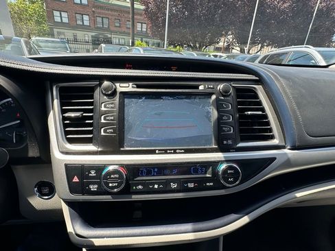 Used 2017 Toyota Highlander XLE FWD image 9