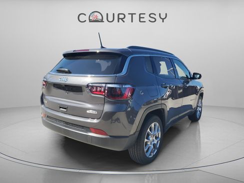 Used 2024 Jeep Compass Latitude image 4