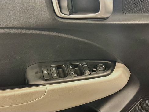 Used 2025 Hyundai Venue SEL FWD image 15