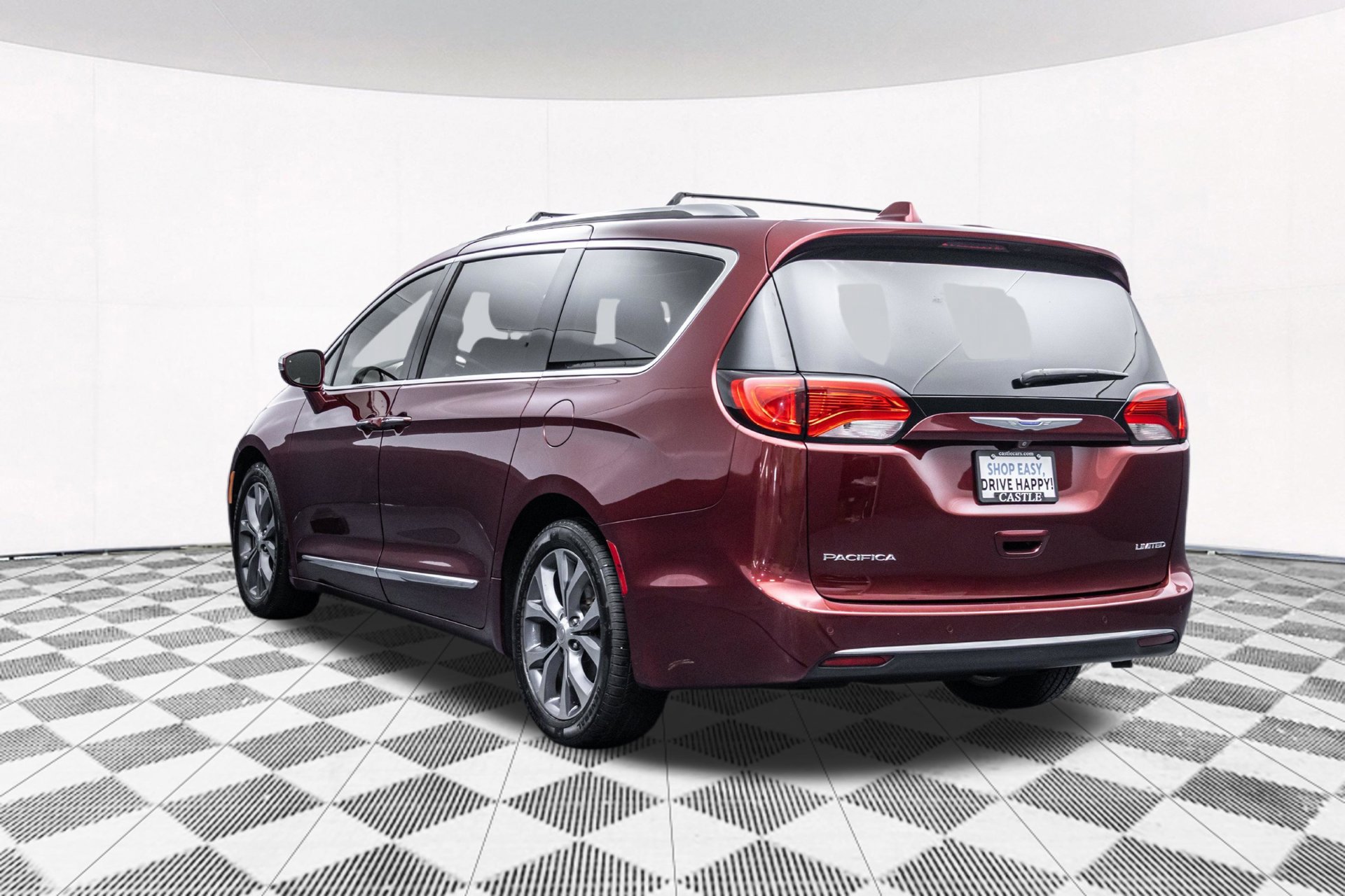 Used 2018 Chrysler Pacifica Limited w/ Tire & Wheel Group FWD image 9