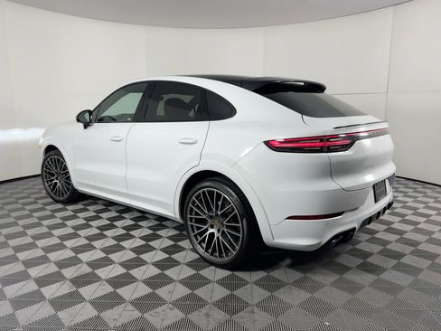 Certified 2022 Porsche Cayenne Platinum Edition image 3