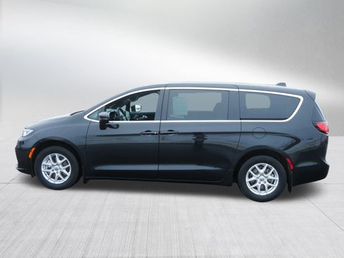 Used 2023 Chrysler Pacifica Touring image 4