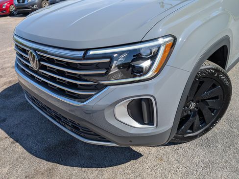 Used 2025 Volkswagen Atlas SE w/ Panoramic Sunroof Package image 13