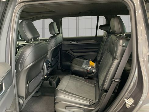 Used 2025 Jeep Grand Cherokee L Altitude image 10