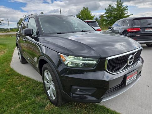 Used 2021 Volvo XC40 T4 Momentum image 6